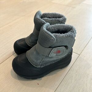 North Face boy’s snow boots size 9